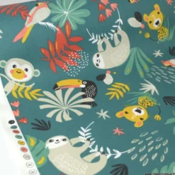 Tissu Coton OEKO TEX imprimé Papaya Perroquets et Paresseux fond Vert Canard