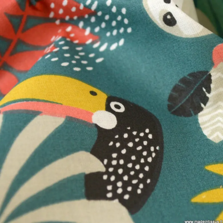 Tissu Coton OEKO TEX imprimé Papaya Perroquets et Paresseux fond Vert Canard