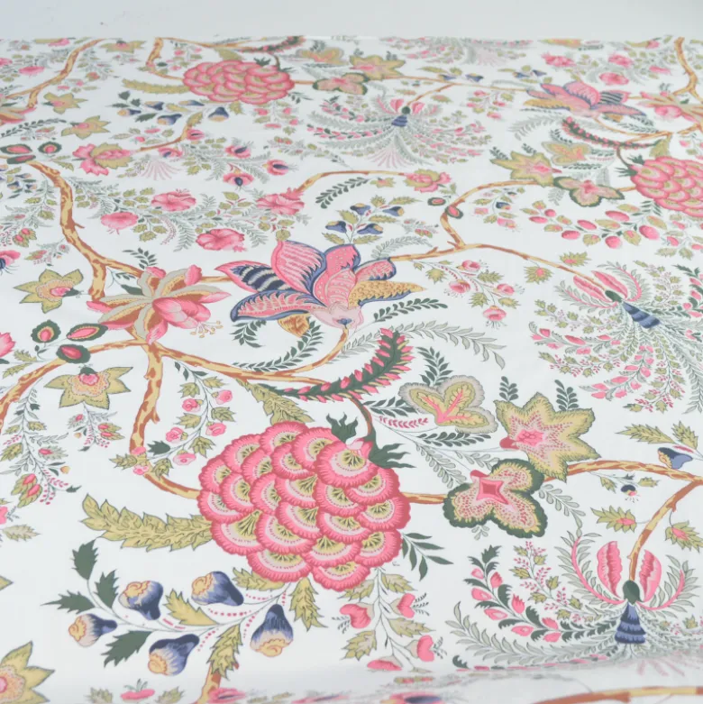Tissu coton Palopa XXL motif fleurs Indiennes roses fond blanc