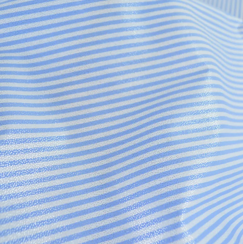 Tissu coton à rayures fines irisées bleus et blanches
