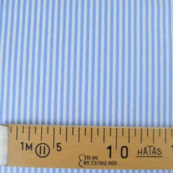 Tissu coton à rayures fines irisées bleus et blanches