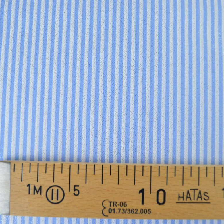 Tissu coton à rayures fines irisées bleus et blanches