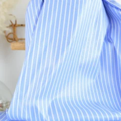 Tissu coton à rayures larges irisées bleus et blanches