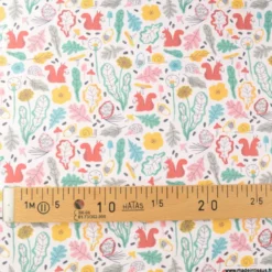 Tissu coton Redwood motif ecureuils, escargots, herissons et feuilles de chêne