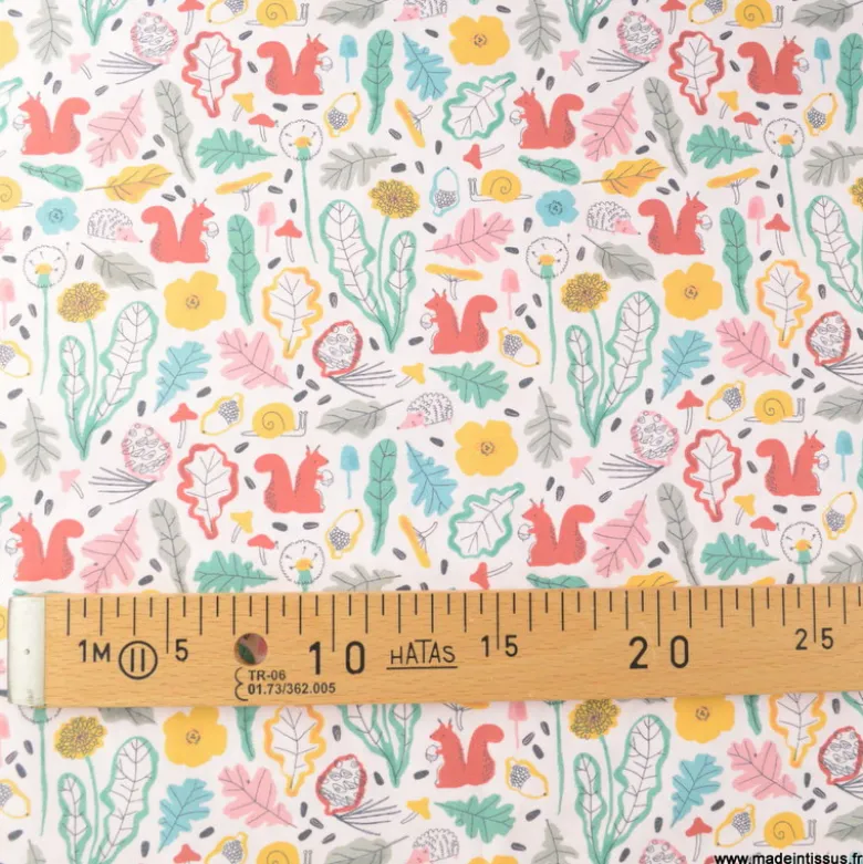 Tissu coton Redwood motif ecureuils, escargots, herissons et feuilles de chêne