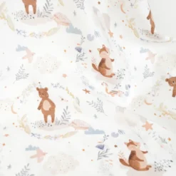 Tissu coton Trodoux – ours, nuages et feuillages pastel fond blanc