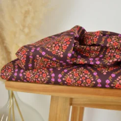 Tissu cretonne coton Albane motif fleurs fond bordeaux - OEKO TEX