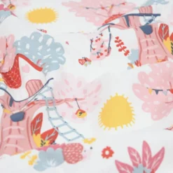 Tissu cretonne coton Alice motifs cabanes, fleurs et lapins rose