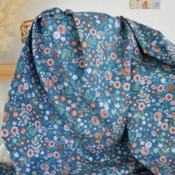 Tissu cretonne coton Barjay motif fleurs fond bleu – OEKO TEX