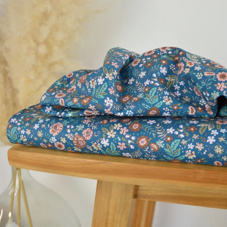 Tissu cretonne coton Barjay motif fleurs fond bleu – OEKO TEX