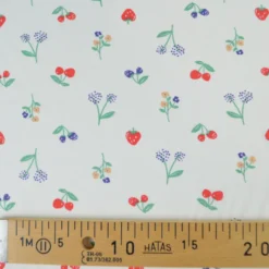 Tissu cretonne coton Crumble motif fraises, cerises et fleurs fond écru - OEKO TEX
