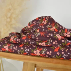 Tissu cretonne coton Dima motif fleurs rouges fond bordeaux – OEKO TEX