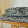 Tissu cretonne coton Ekhmet motif fleurs bleues fond vert – OEKO TEX