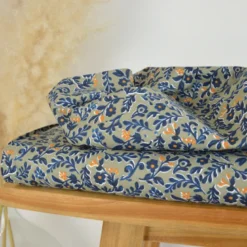 Tissu cretonne coton Ekhmet motif fleurs bleues fond vert – OEKO TEX