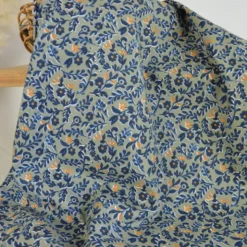 Tissu cretonne coton Ekhmet motif fleurs bleues fond vert – OEKO TEX