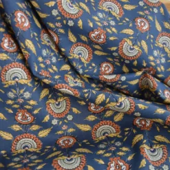 Tissu cretonne coton Hinaya motif fleurs marron fond bleu – OEKO TEX