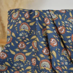 Tissu cretonne coton Hinaya motif fleurs marron fond bleu – OEKO TEX