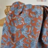 Tissu cretonne coton Jaeli motif fleurs bleues fond marron – OEKO TEX