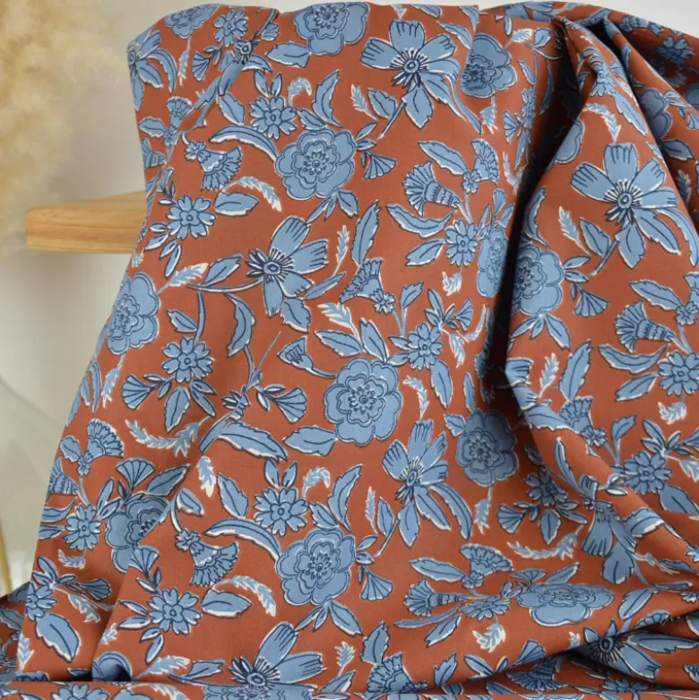 Tissu cretonne coton Jaeli motif fleurs bleues fond marron – OEKO TEX