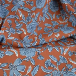 Tissu cretonne coton Jaeli motif fleurs bleues fond marron – OEKO TEX