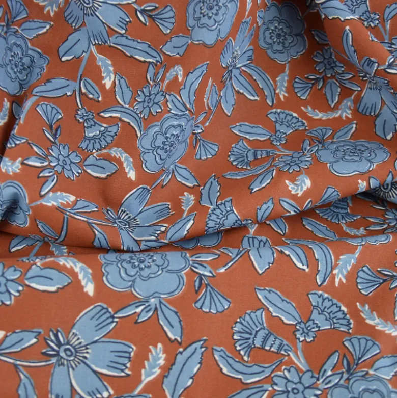Tissu cretonne coton Jaeli motif fleurs bleues fond marron – OEKO TEX