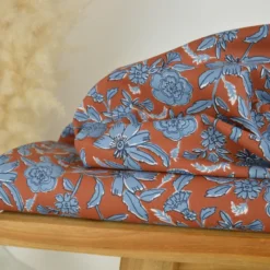 Tissu cretonne coton Jaeli motif fleurs bleues fond marron – OEKO TEX