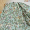 Tissu cretonne coton Kinsta motif fleurs bronze fond vert – OEKO TEX