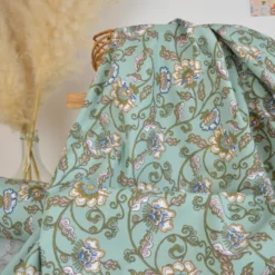 Tissu cretonne coton Kinsta motif fleurs bronze fond vert – OEKO TEX