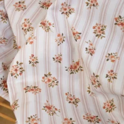 Tissu cretonne coton Maritoinette motif fleurs et rayures peche – OEKO TEX