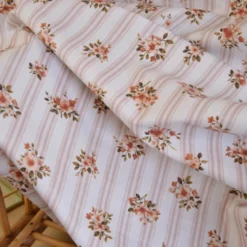 Tissu cretonne coton Maritoinette motif fleurs et rayures peche – OEKO TEX