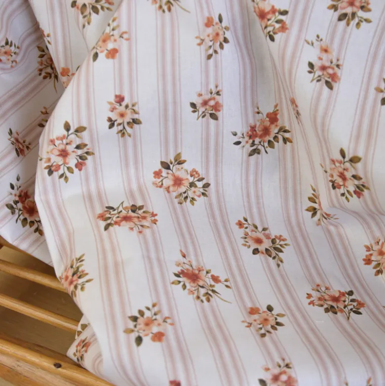 Tissu cretonne coton Maritoinette motif fleurs et rayures peche – OEKO TEX