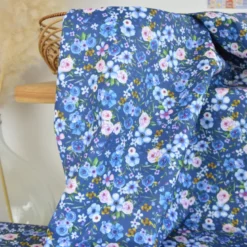 Tissu cretonne coton Marvina motif fleurs fond marine – OEKO TEX