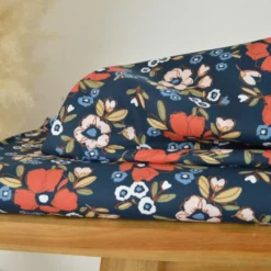 Tissu cretonne coton Odace motif fleurs fond marine – OEKO TEX
