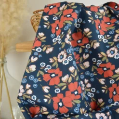 Tissu cretonne coton Odace motif fleurs fond marine – OEKO TEX