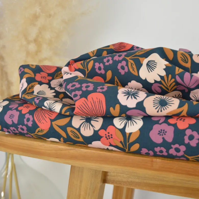 Tissu cretonne coton Palawa motif fleurs fond bleu – OEKO TEX