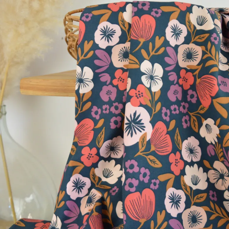 Tissu cretonne coton Palawa motif fleurs fond bleu – OEKO TEX