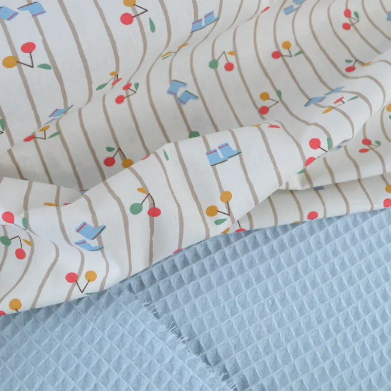 Tissu cretonne coton Patati motif cerises et bottes fond à rayures - OEKO TEX