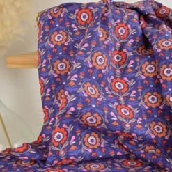 Tissu cretonne coton Reine motif fleurs rouges fond bleu – OEKO TEX