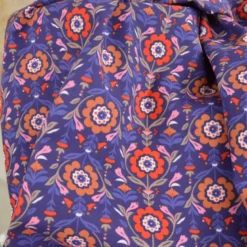 Tissu cretonne coton Reine motif fleurs rouges fond bleu – OEKO TEX