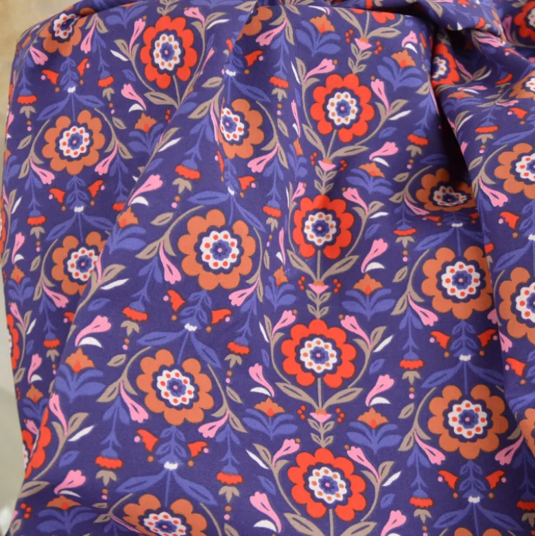 Tissu cretonne coton Reine motif fleurs rouges fond bleu – OEKO TEX