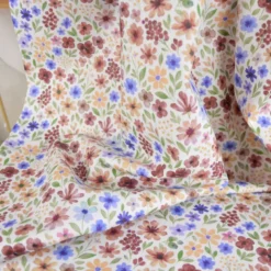 Tissu cretonne coton Rozenn motif fleurs prunes et bleues -OEKO TEX