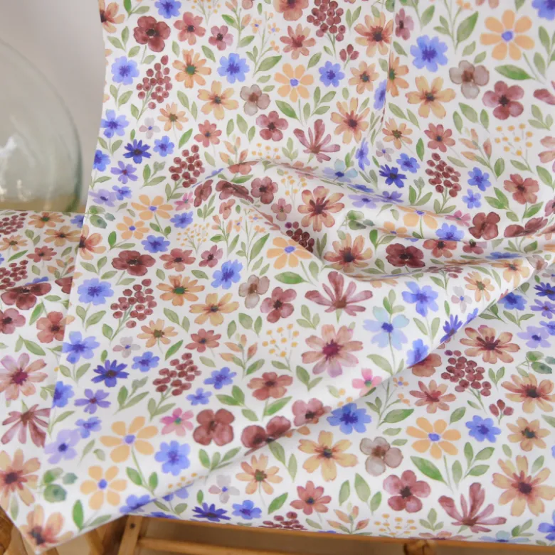 Tissu cretonne coton Rozenn motif fleurs prunes et bleues -OEKO TEX