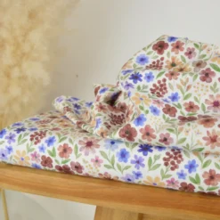 Tissu cretonne coton Rozenn motif fleurs prunes et bleues -OEKO TEX