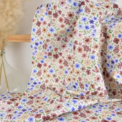 Tissu cretonne coton Rozenn motif fleurs prunes et bleues -OEKO TEX
