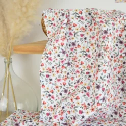 Tissu cretonne coton Sysy motif fleurs prunes et rouges – OEKO TEX