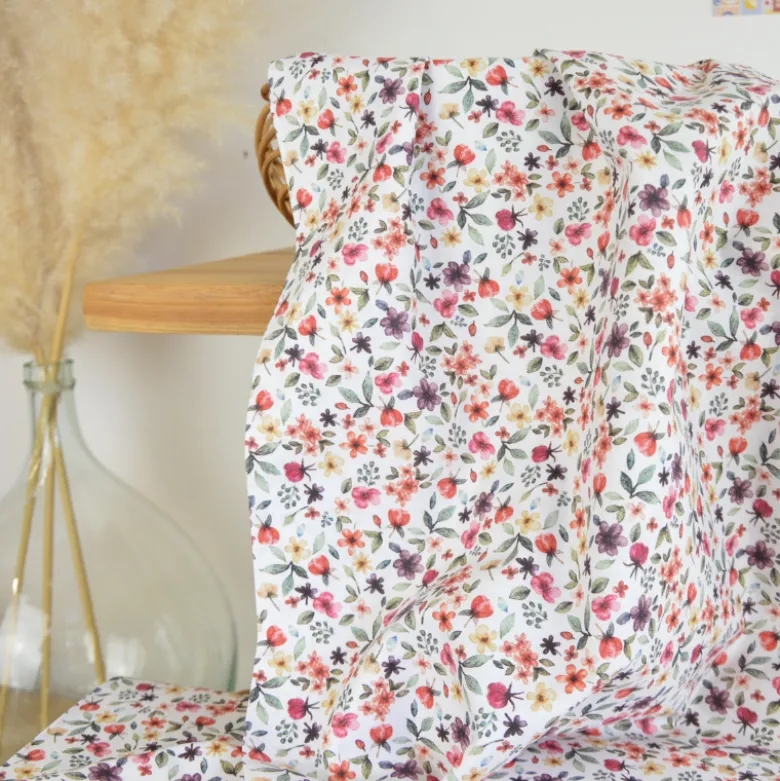 Tissu cretonne coton Sysy motif fleurs prunes et rouges – OEKO TEX