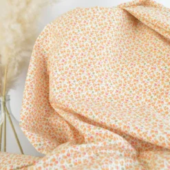 Tissu Cretonne de Coton Caseille motif fleurs roses et oranges