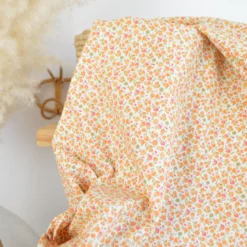 Tissu Cretonne de Coton Caseille motif fleurs roses et oranges