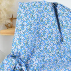 Tissu Cretonne de Coton Fitzia - Motif Petites Fleurs fond bleu