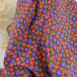 Tissu Cretonne de Coton Gigi motif fleurs rouges et violettes